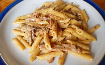 Pasta with mushrooms, cream, bacon and sesame seeds