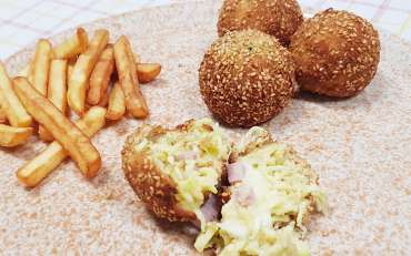 Courgette arancini breaded with italian sesame seeds