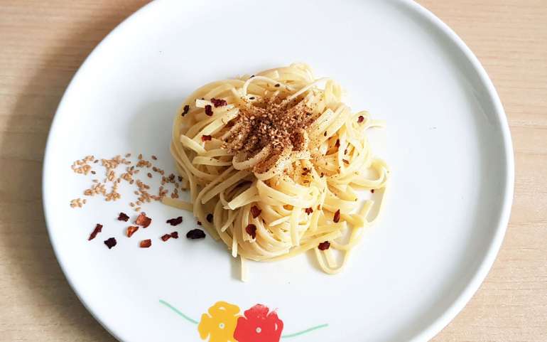 Spaghetti with garlic, oil and chili pepper with breadcrumbs and sesame seeds